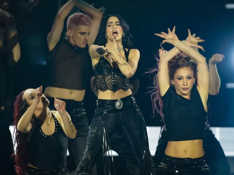 Lali cerr&oacute; su primer show en River con un emotivo homenaje al Indio Solari