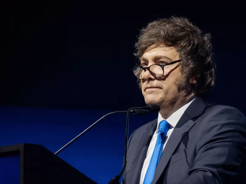 Milei defendi&oacute; las bandas cambiarias y anticip&oacute; que derivar&aacute;n en un tipo de cambio libre