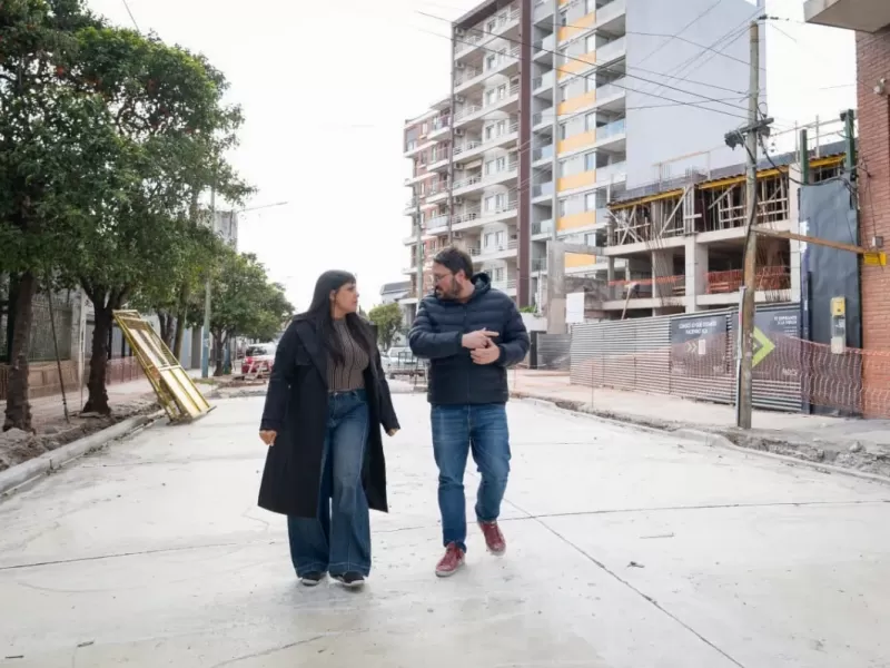 Eva Mieri supervis&oacute; los trabajos de repavimentaci&oacute;n de la calle 25 de Mayo en Bernal