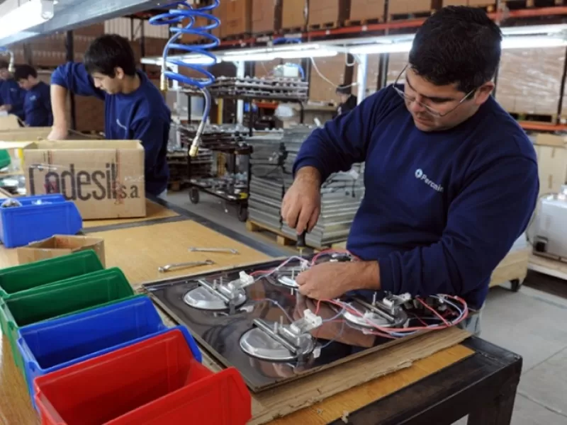 El empleo privado registrado cay&oacute; a su nivel m&aacute;s bajo desde 2022 y acumula cinco meses consecutivos de retroceso