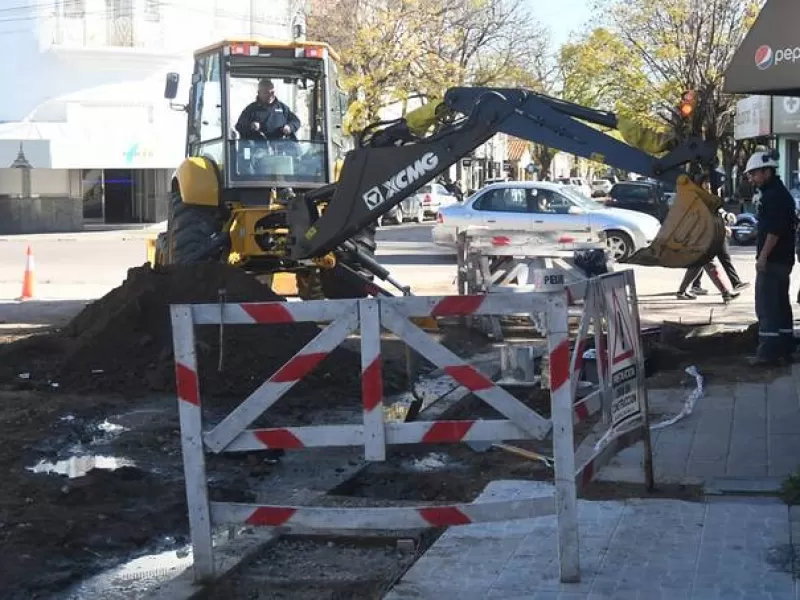 Reabrieron una esquina clave y avanzan las obras del acueducto Brandsen