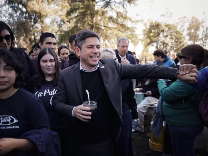 Kicillof encaró la última semana de campaña con fuertes críticas a Milei y recorridas en el conurbano