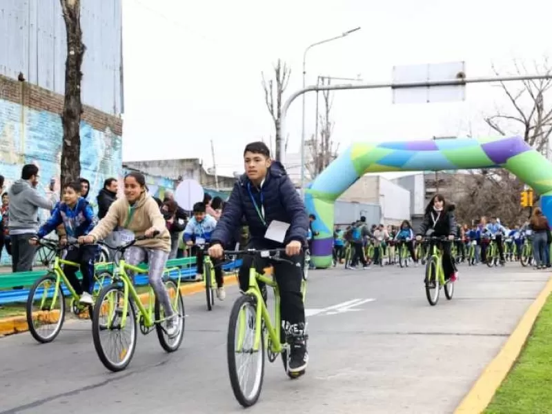 Magdalena Sierra entregó más de 4500 bicicletas a estudiantes de la ciudad