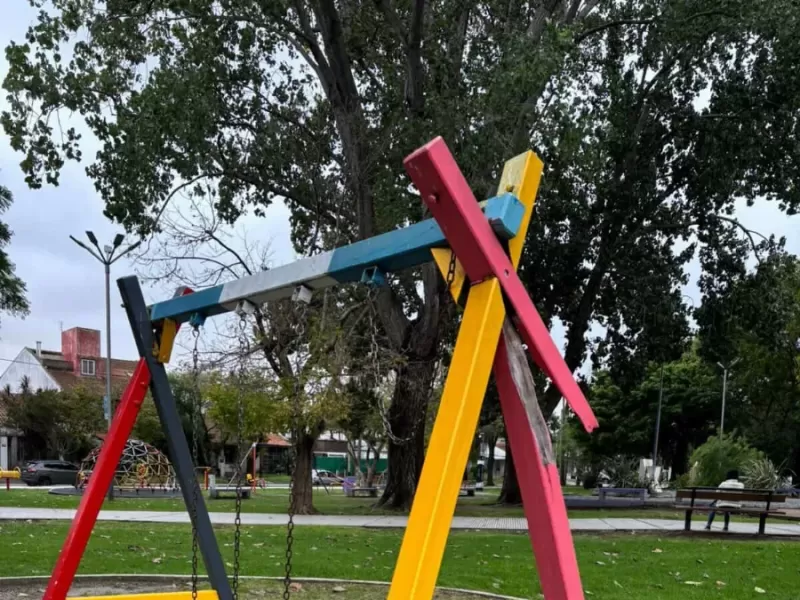 Preocupaci&oacute;n en Bernal por el deterioro de los juegos infantiles en la Plaza del Maestro