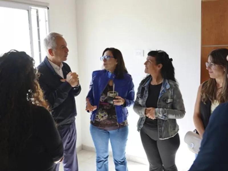 Julio Alak y Silvina Batakis recorrieron el avance de 175 viviendas con fuerte impacto social