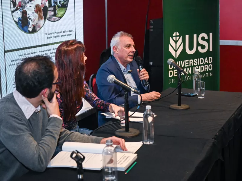 Julio Zamora particip&oacute; en la Feria del Libro de la presentaci&oacute;n de una publicaci&oacute;n sobre Estado y pol&iacute;ticas p&uacute;blicas