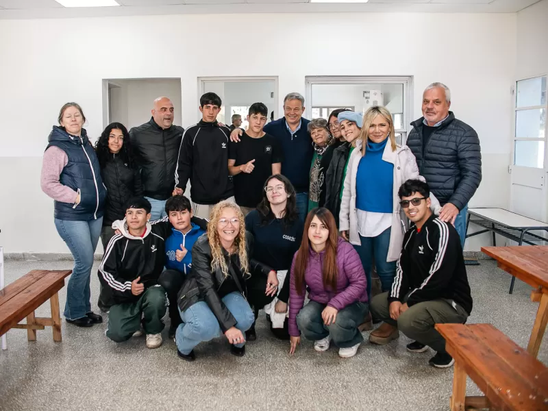 Cascallares y Paula Eichel presentaron un tractor y maquinaria agrícolas en la Escuela Agraria