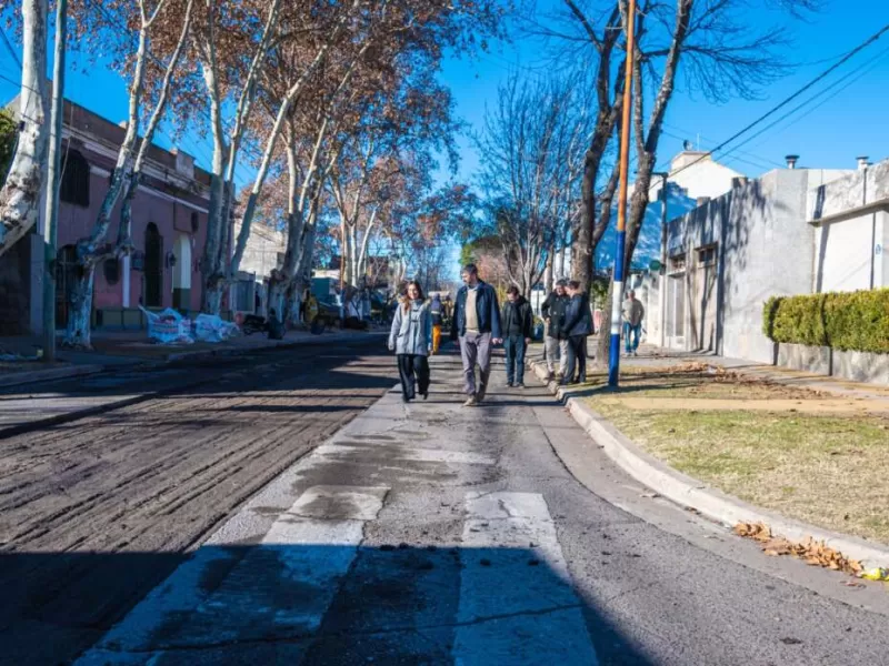 Fiorini supervisó obras de bacheo y repavimentación en el barrio Las Morochas