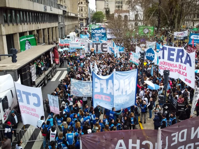 Gremios universitarios realizan un paro nacional de 24 horas en reclamo por financiamiento y salarios
