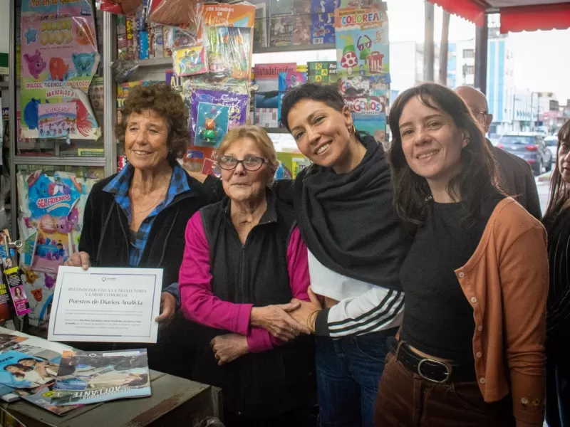 Mayra Mendoza recorrió Quilmes Oeste y entregó reconocimientos a comerciantes locales