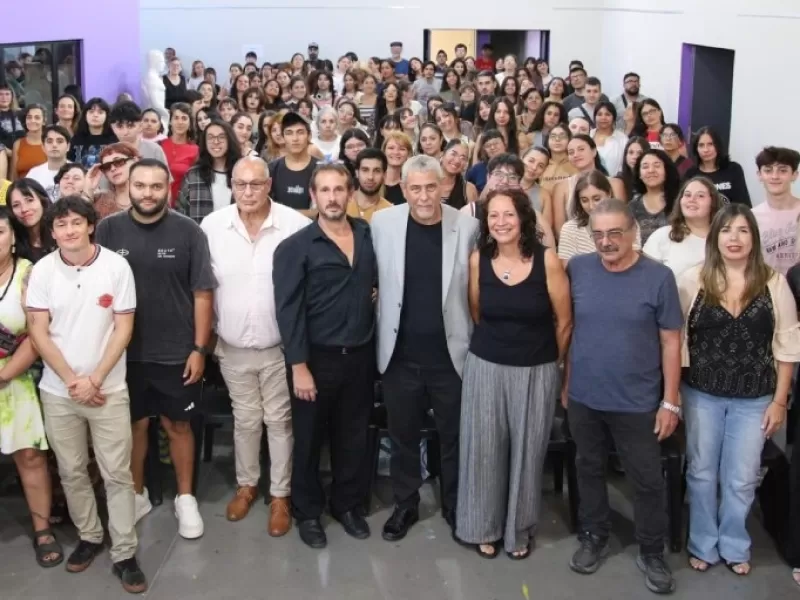 Ferraresi encabez&oacute; el inicio del ciclo lectivo en el Instituto de Artes Pl&aacute;sticas y destac&oacute; la inversi&oacute;n educativa