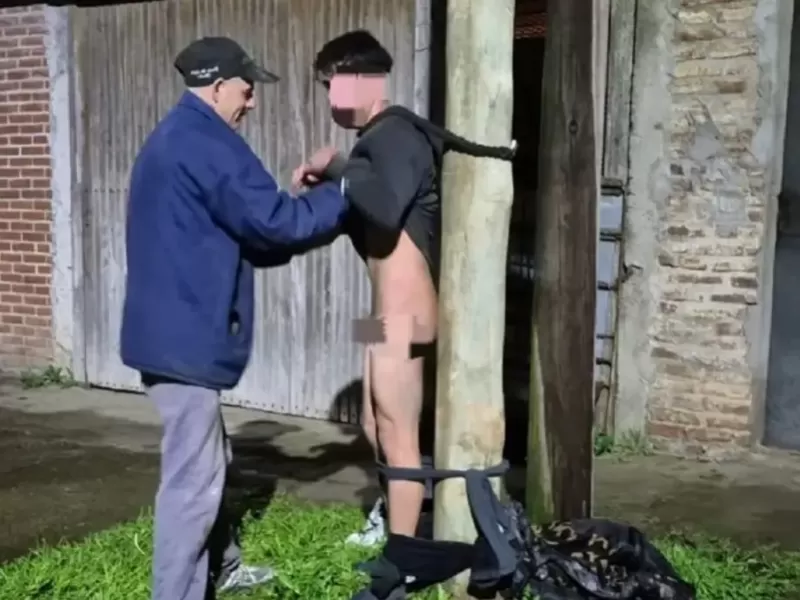 Vecinos atraparon a un ladr&oacute;n, lo desnudaron, lo ataron a un poste y le pegaron