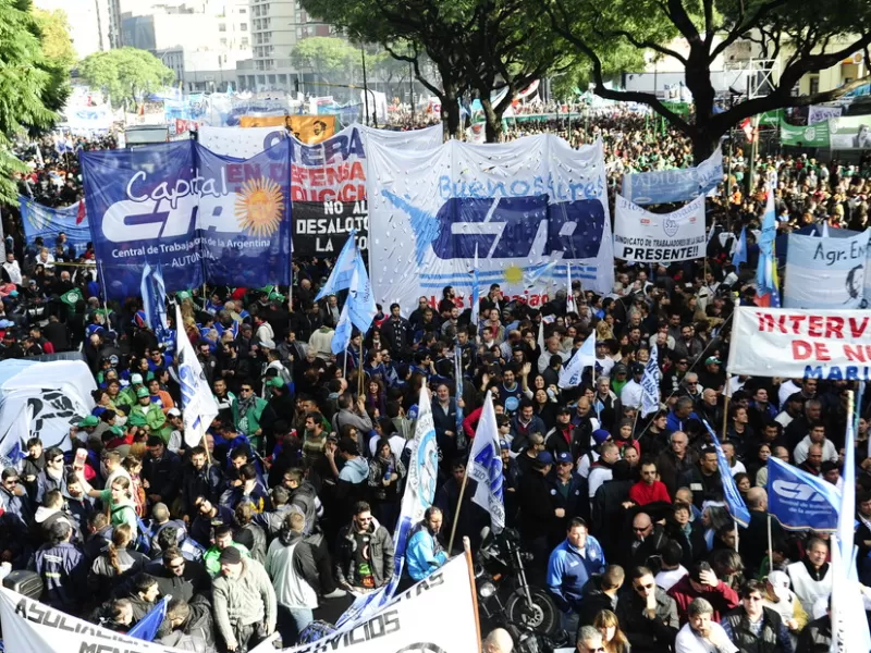 Organizaciones sociales y sindicatos marchan al Ministerio de Econom&iacute;a por el endeudamiento de las familias