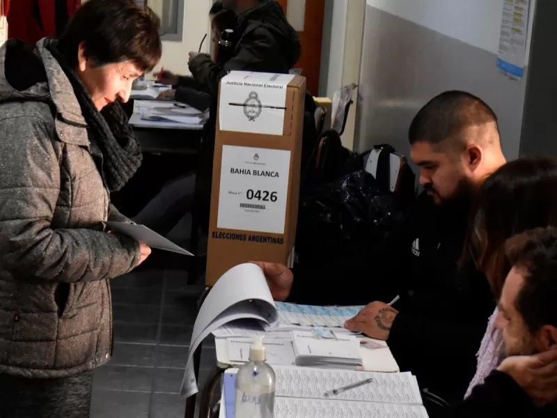 Con retrasos en algunas mesas, comenzaron las elecciones en Bahía
