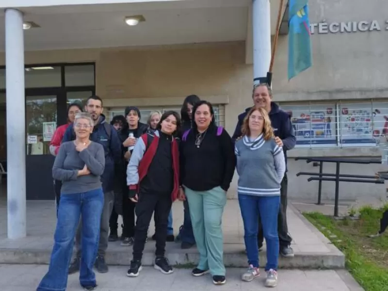 La comunidad de la Escuela T&eacute;cnica N&deg; 2 organiza una pintada para pedir la restituci&oacute;n de su director
