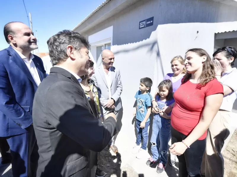 Kicillof entreg&oacute; 101 viviendas y apunt&oacute; contra el Gobierno nacional por la paralizaci&oacute;n de obras