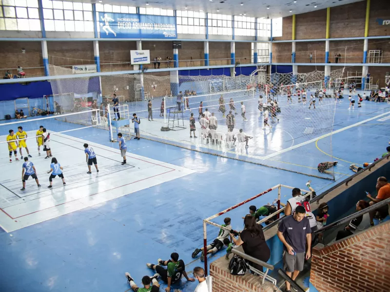 Unos 700 jóvenes participaron de la copa Brown de vóley en el polideportivo municipal