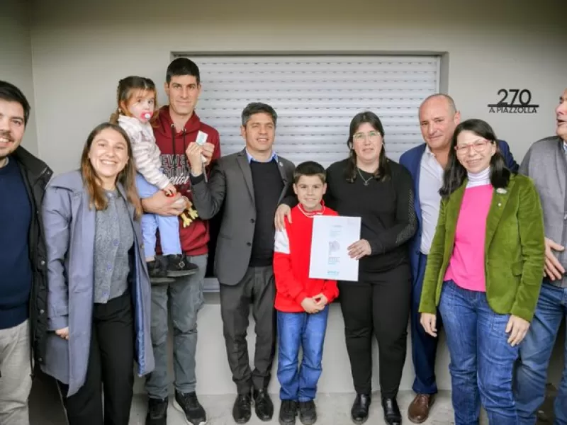 Kicillof entreg&oacute; viviendas y cuestion&oacute; la paralizaci&oacute;n de la obra p&uacute;blica