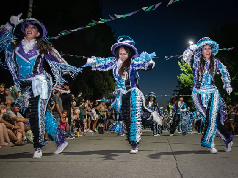 Una multitud disfrutó del inicio de la temporada de carnavales