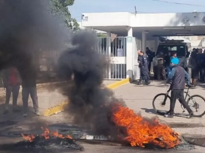 Familiares de una mujer quemaron cubiertas frente al Hospital para que la trasladaran