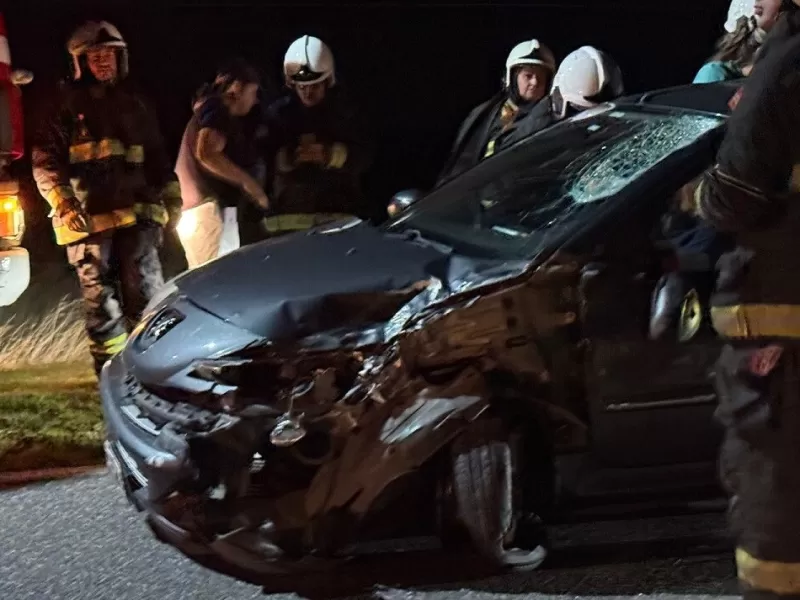 Grave accidente entre un auto y una moto