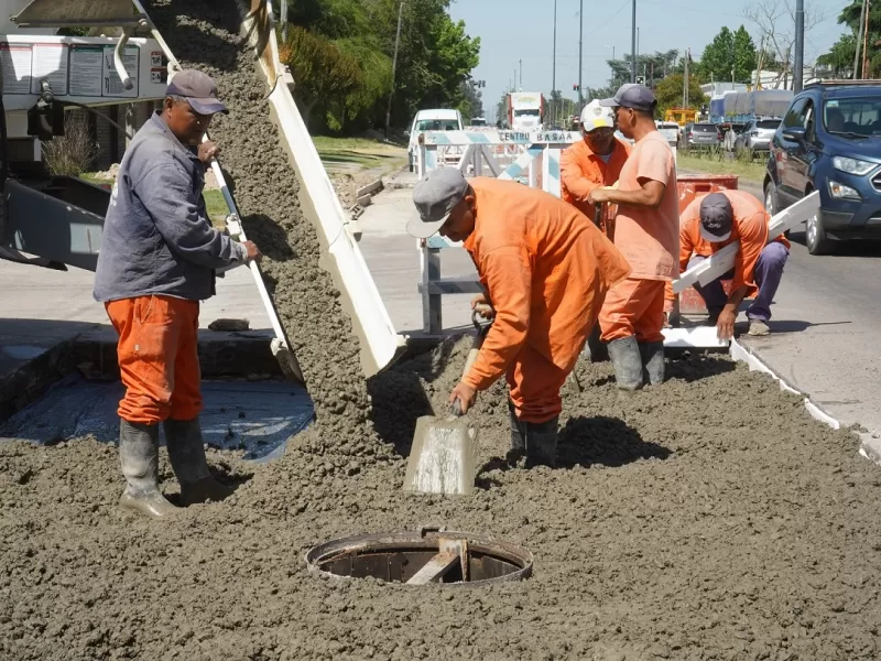 Avanza la obra de la nueva avenida 44 con hormigonado, forestaci&oacute;n e iluminaci&oacute;n