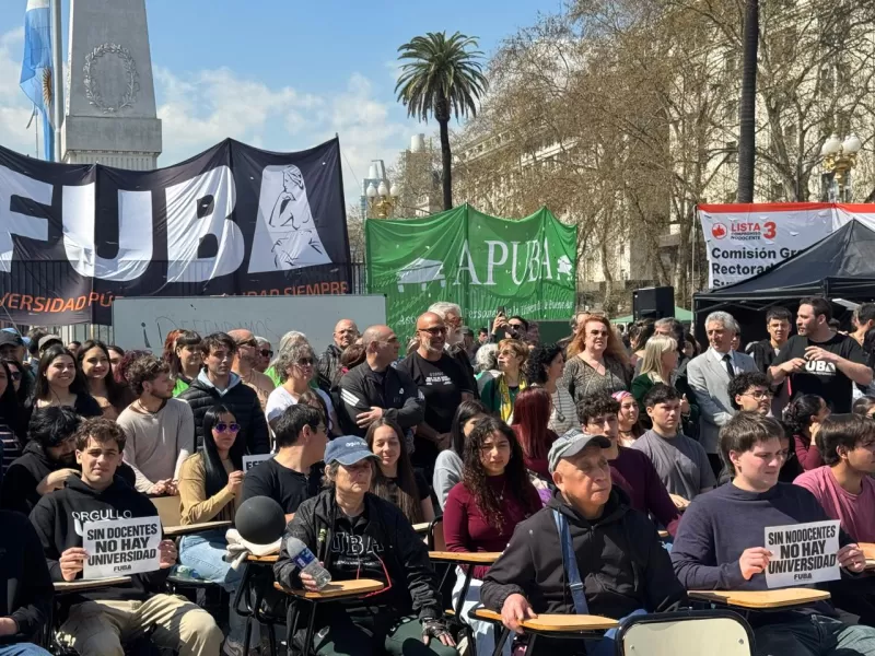 La UBA march&oacute; reclamando al gobierno nacional en defensa de la Educaci&oacute;n