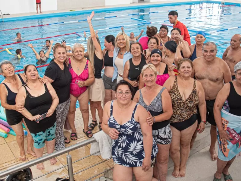 Fabiani y Eichel recorrieron el nuevo natatorio cubierto de calzada y reconocieron a una nadadora Browniana