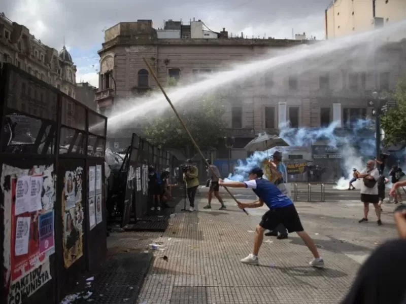Balas de goma, piedras y 7 detenidos