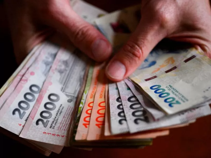Los salarios subieron 2,9% en junio, pero los ingresos registrados quedaron por debajo de la inflaci&oacute;n