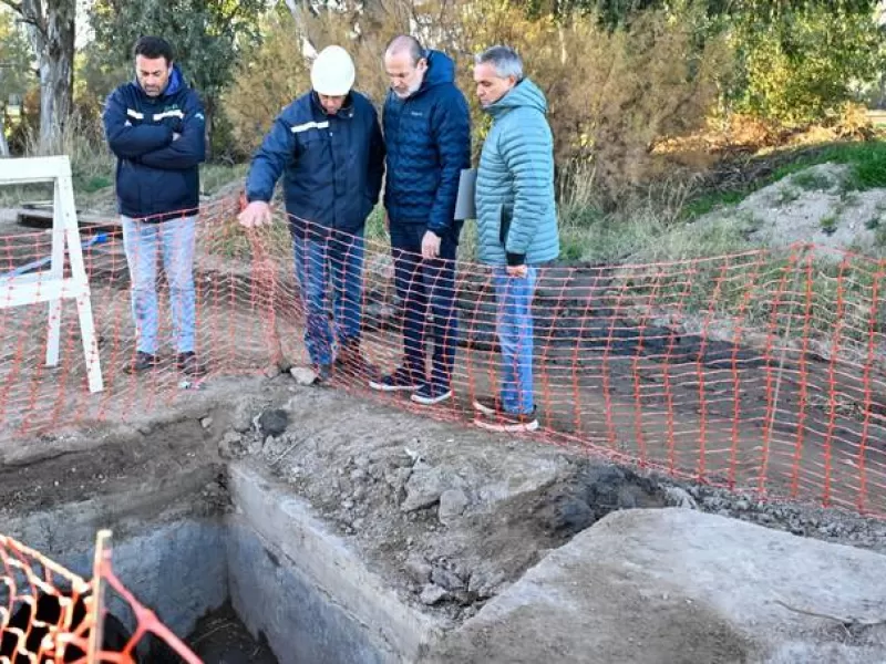 Avanza la limpieza de un pluvial clave para evitar inundaciones en un sector de la ciudad