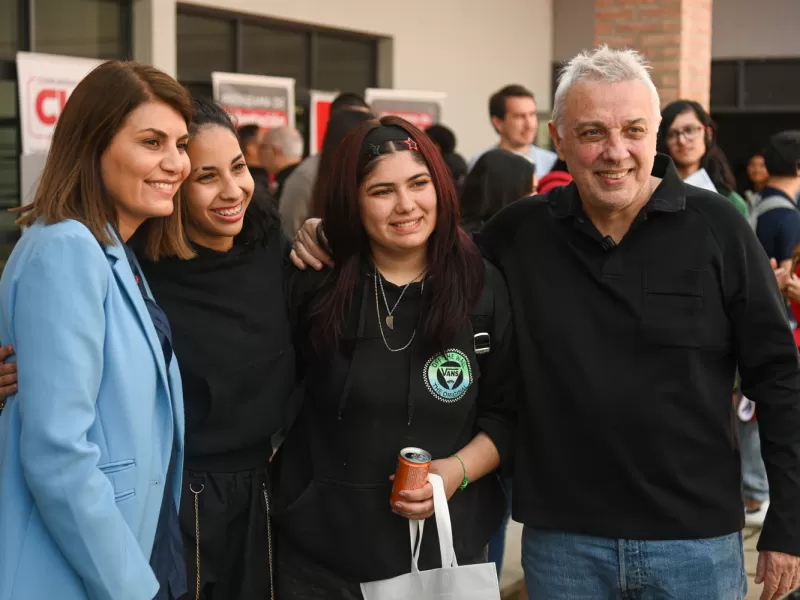 Julio Zamora recorri&oacute; la Expo CUT Universidades 2026 junto a centenares de estudiantes