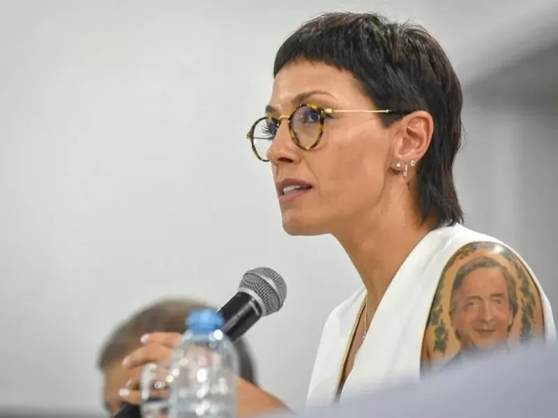 Fuerte cruce entre Mayra Mendoza y Luis Caputo por la presi&oacute;n fiscal y la crisis econ&oacute;mica