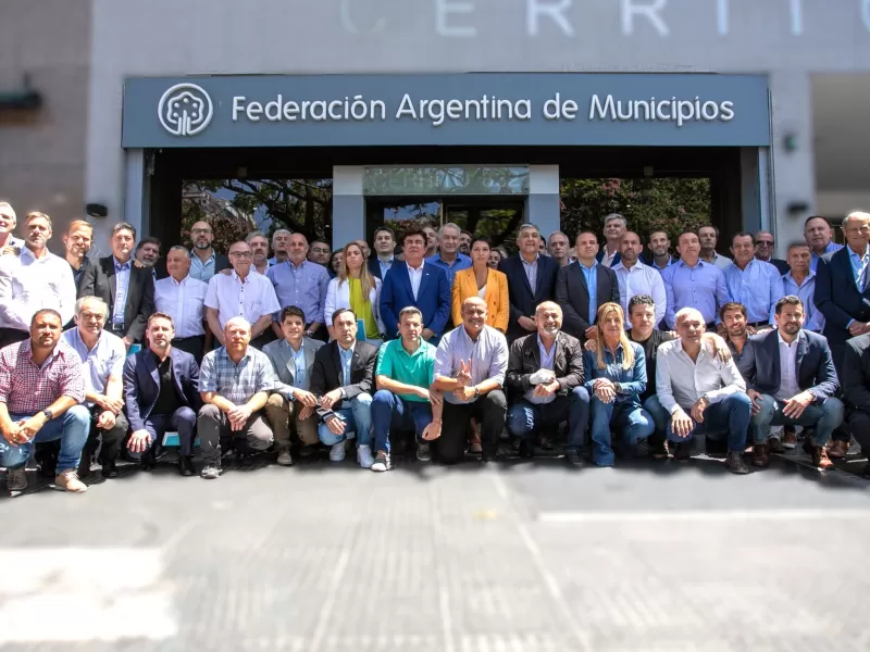 Intendentes marchan al Ministerio de Econom&iacute;a en reclamo por la ca&iacute;da de fondos y la obra p&uacute;blica