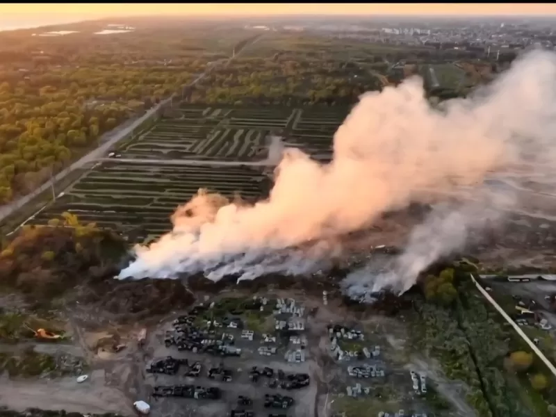 Incendio de gran magnitud en un predio de Ceamse afecta la visibilidad en la autopista Buenos Aires-La Plata