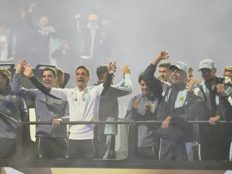 Una multitud recibi&oacute; a la Selecci&oacute;n bajo la lluvia