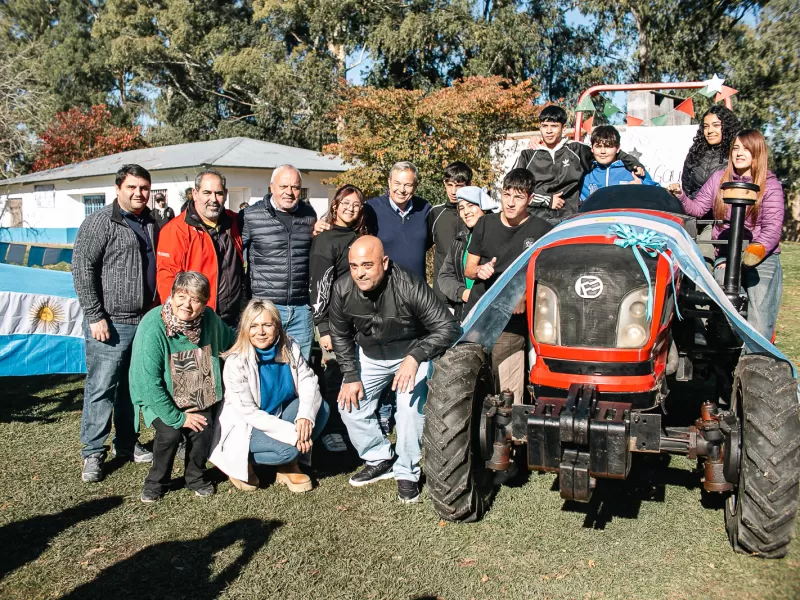 Cascallares y Paula Eichel presentaron un tractor y maquinaria agrícolas en la Escuela Agraria