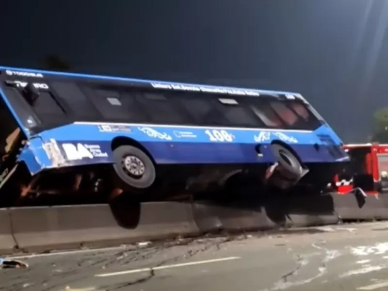 Fuerte choque entre un colectivo y un auto provoca un corte total en la avenida General Paz