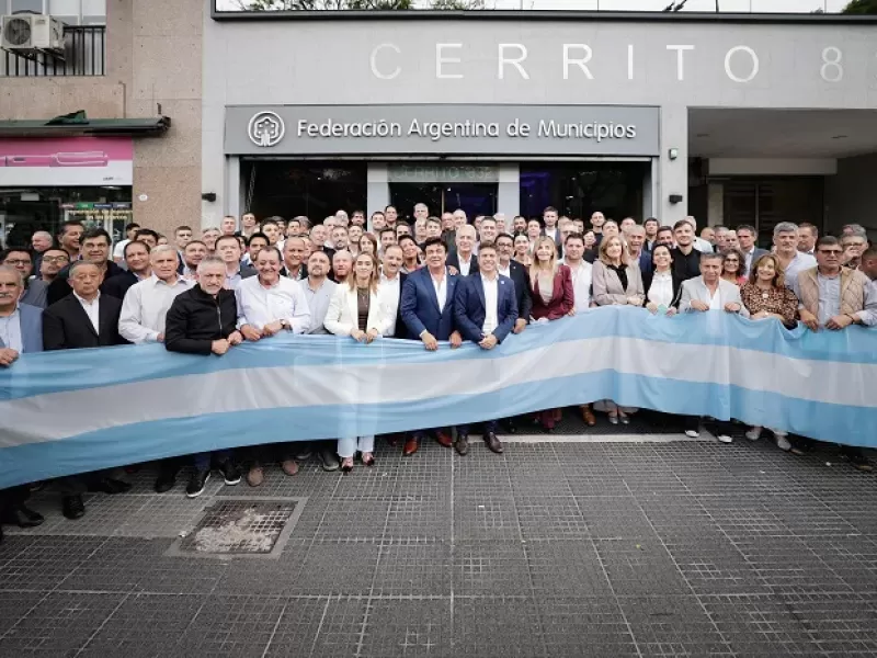 Intendentes eval&uacute;an denunciar a Caputo por fondos del impuesto a los combustibles y reclaman di&aacute;logo urgente