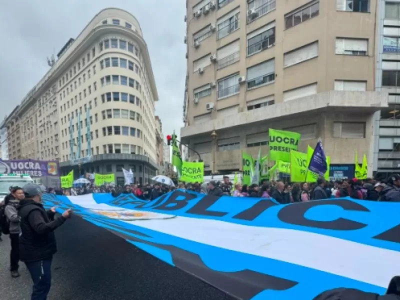 Todos los trabajadores del país en una marcha multitudinaria en el centro porteño