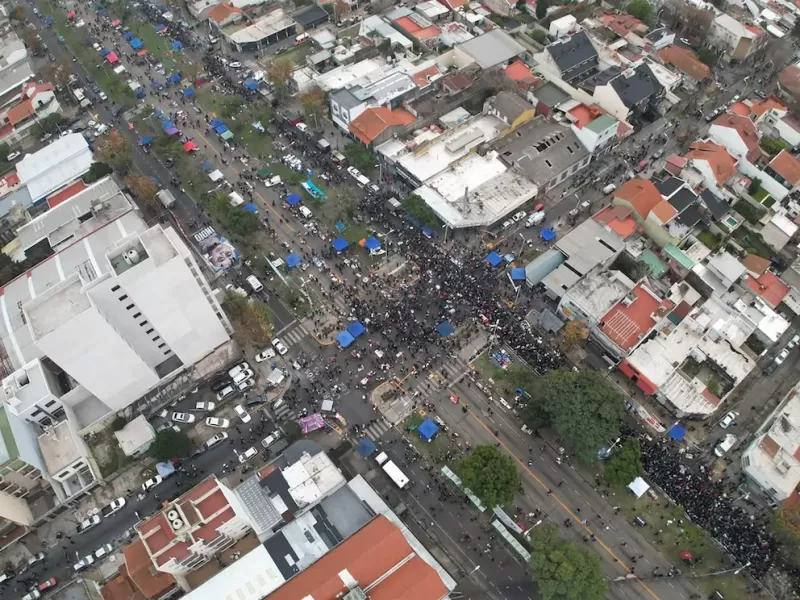 Miles de fanáticos pasaron la madrugada en Villa Domínico para despedir al Indio Solari