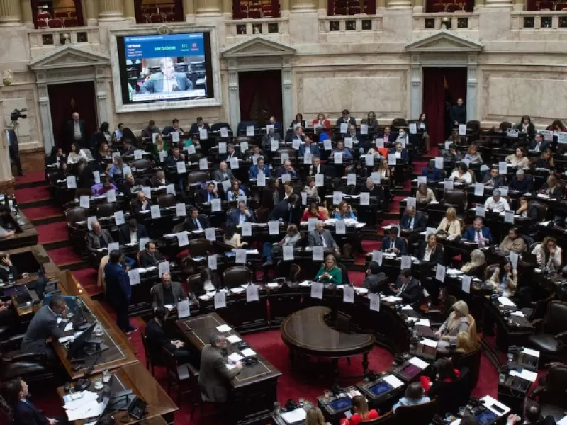 La legislatura aprobó un aumento del 7,2% a las jubilaciones y un bono de $110.000