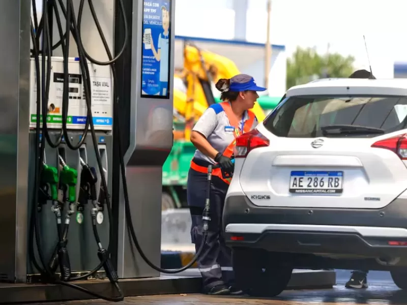 El litro de nafta en Argentina ya cuesta un 35% m&aacute;s que en Estados Unidos