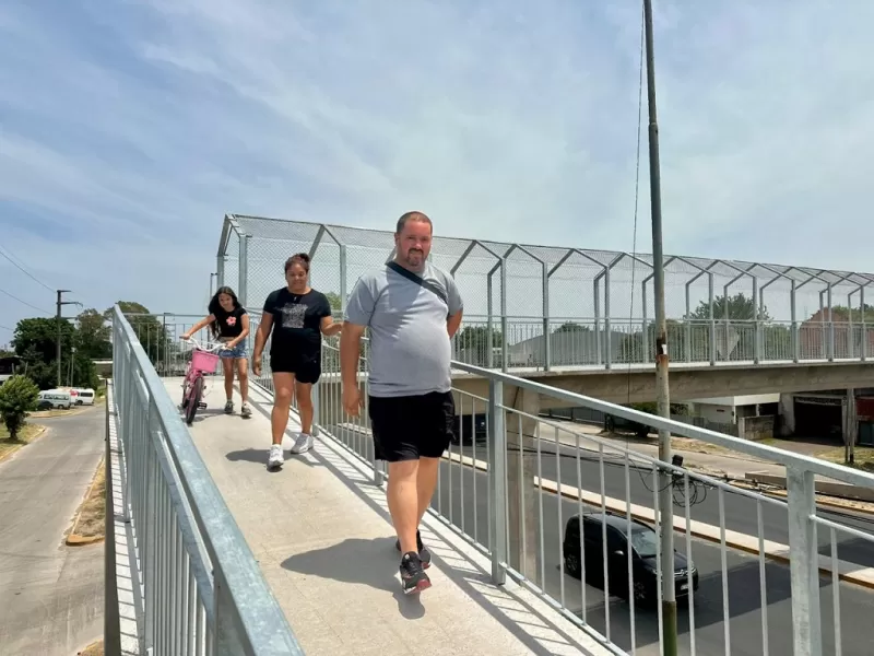 El municipio habilit&oacute; el nuevo puente peatonal sobre la ruta 4 en Burzaco