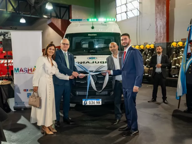 El embajador de Israel entreg&oacute; una ambulancia de alta complejidad a los Bomberos Voluntarios de San Francisco Solano