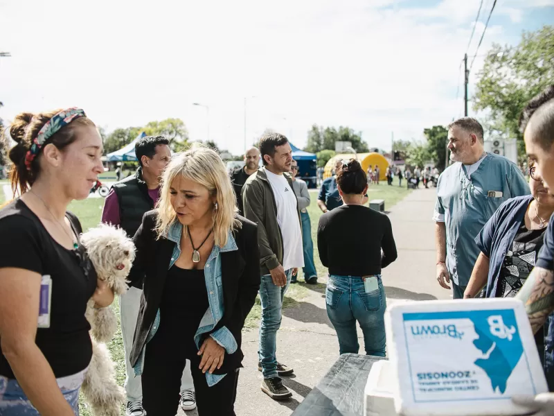 Fabiani y Paula Eichel recorrieron el operativo “Tu CAPS en casa” en Glew