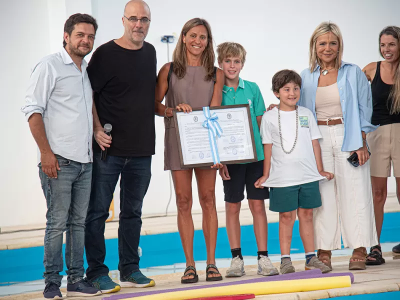 Fabiani y Eichel recorrieron el nuevo natatorio cubierto de calzada y reconocieron a una nadadora Browniana