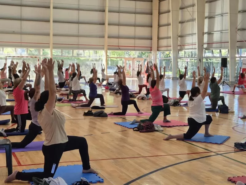 En polideportivos del Municipio se llevaron a cabo encuentros de yoga para los vecinos y vecinas