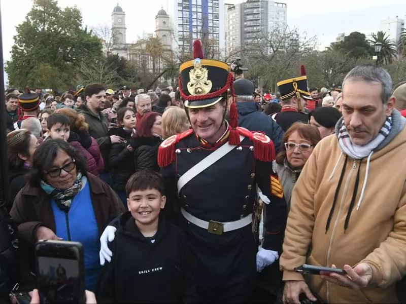 Los Granaderos a Caballo recorrieron el centro y despertaron aplausos y admiración