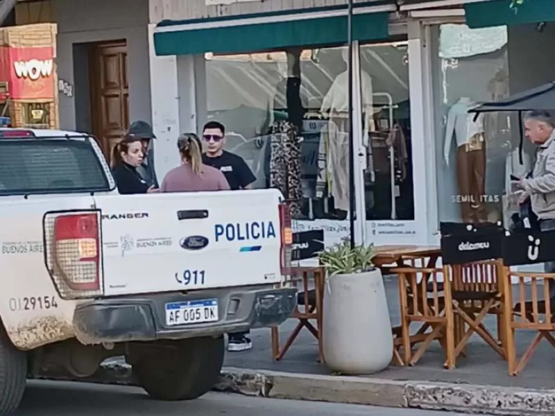 Escapó sin pagar en una confitería y rompió una vidriera en el centro